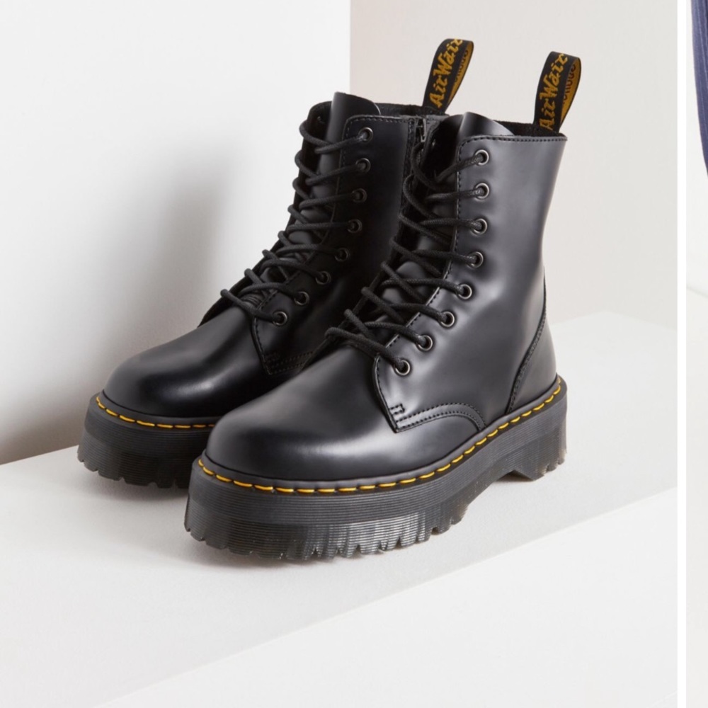 JADON DOC MARTENS NEVER WORN